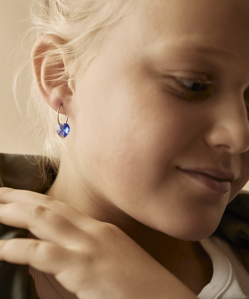 Blomdahl Medical kõrvarõngad naturaalne titaan Heart Sapphire tumesinine süda 10mm kristall 14mm rõngas